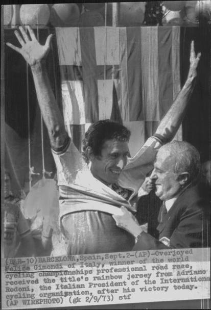 Barcellona 1973, il campione del Mondo Gimondi esulta sul podio (Ap)